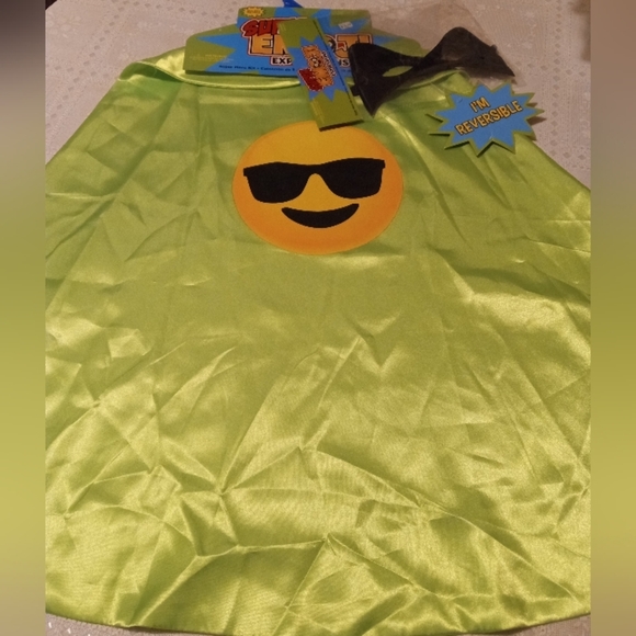 🆕 Super Emoji Expressions Reversible Cape with Mask, Kid's OSFM, New - Picture 2 of 6
